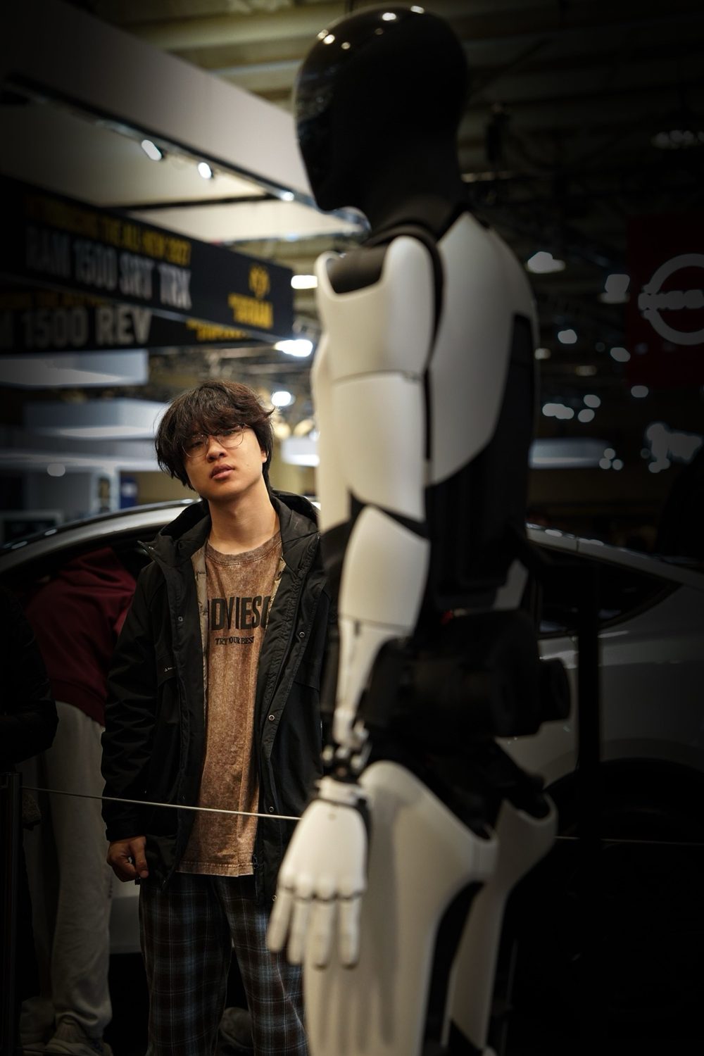 Iemand bekijkt van dichtbij een humanoide robot in een showroom